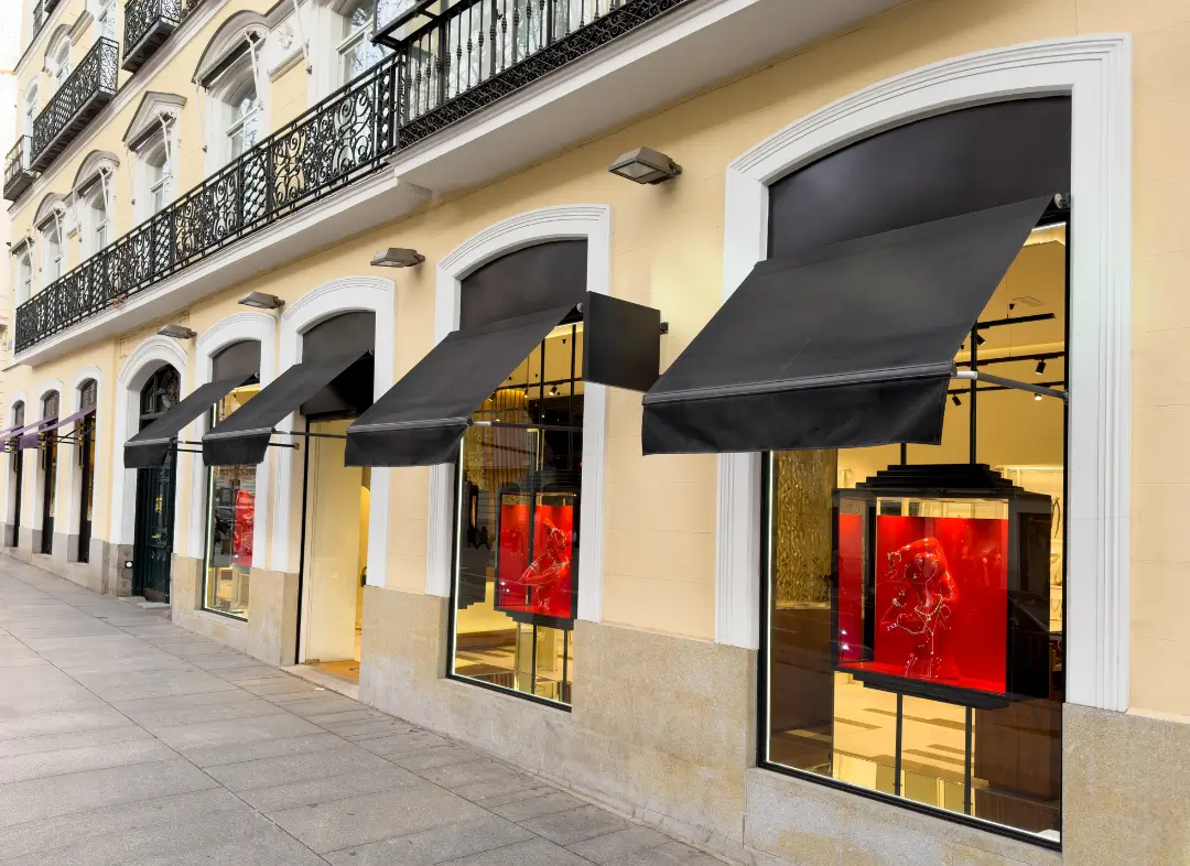 Façade vitrine de magasin en aluminium sur mesure à Aubigny-Les Clouzeaux